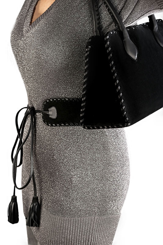 Sac cabas habillé femme en cuir noir mat et noir satiné - Vue porté