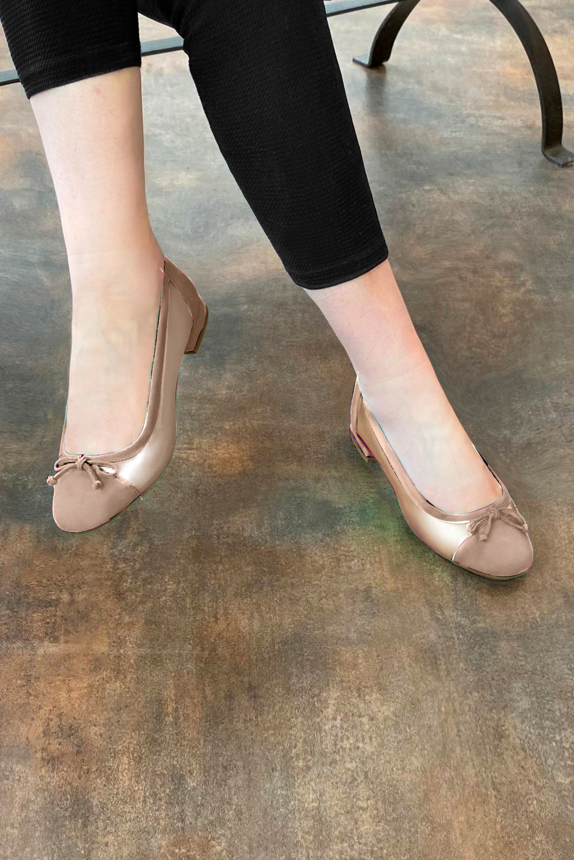 Ballerine : Ballerine avec un petit talon couleur beige sahara et or doré. Bout rond. Talon plat bottier. Vue porté - Florence KOOIJMAN