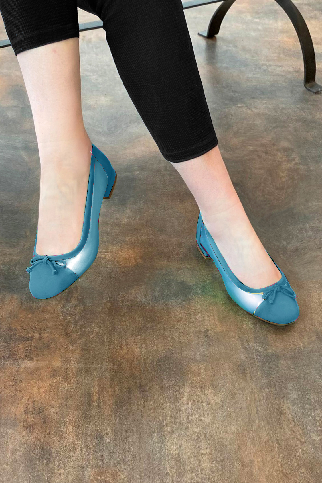Ballerine : Ballerine avec un petit talon couleur bleu canard. Bout rond. Talon plat bottier. Vue porté - Florence KOOIJMAN
