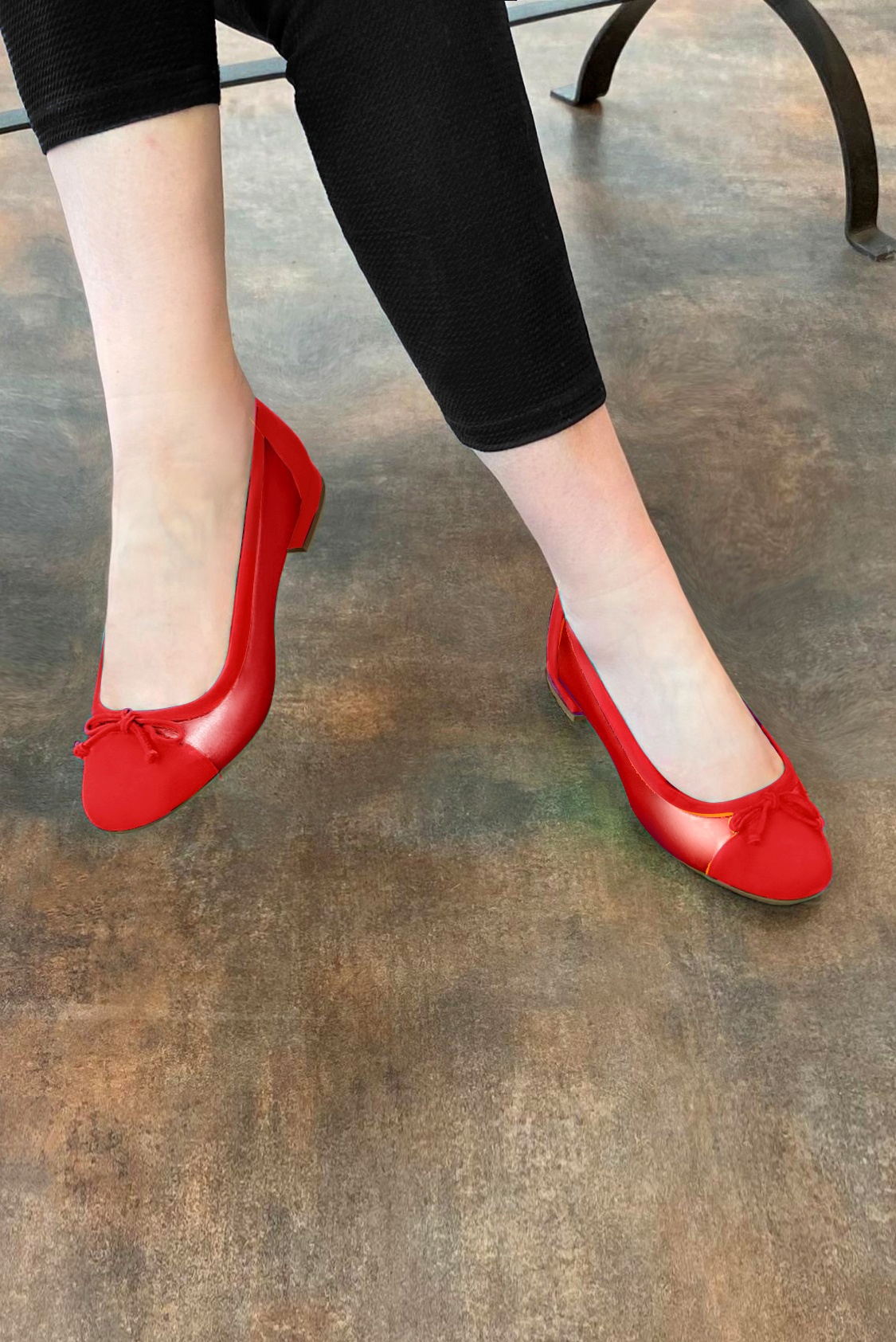 Ballerine : Ballerine avec un petit talon couleur rouge coquelicot. Bout rond. Talon plat bottier. Vue porté - Florence KOOIJMAN
