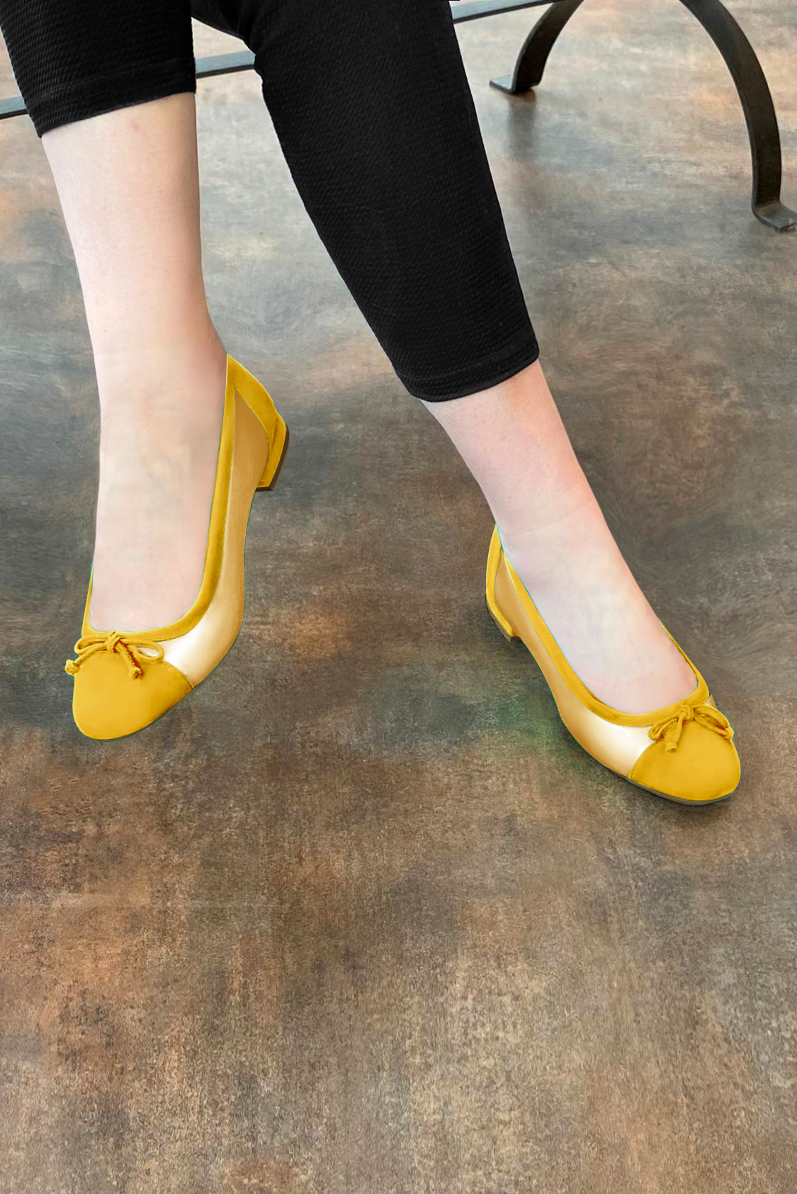 Ballerine : Ballerine avec un petit talon couleur jaune soleil. Bout rond. Talon plat bottier. Vue porté - Florence KOOIJMAN