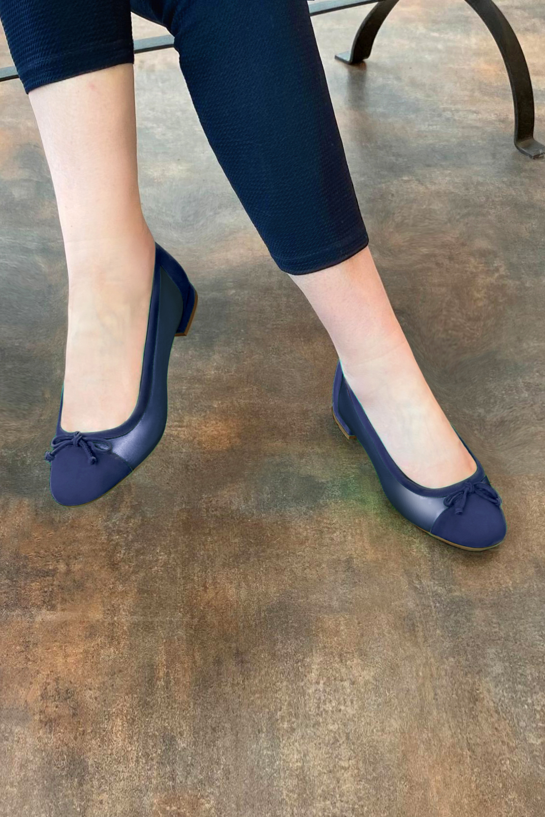 Ballerine : Ballerine avec un petit talon couleur bleu indigo. Bout rond. Talon plat bottier. Vue porté - Florence KOOIJMAN