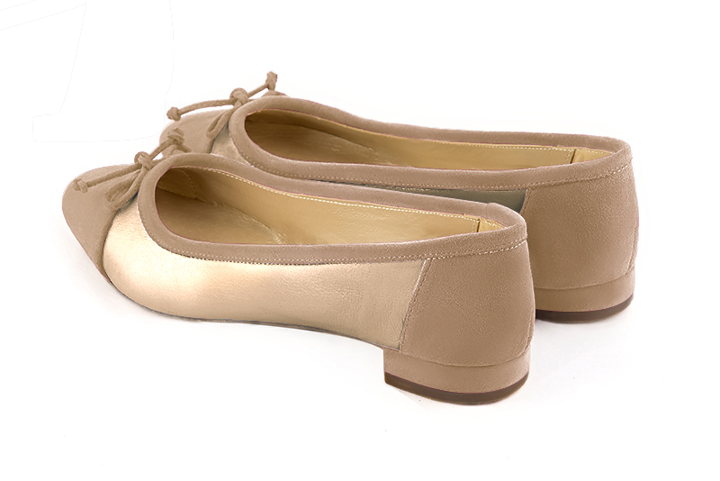 Ballerine : Ballerine avec un petit talon couleur beige sahara et or doré. Bout rond. Talon plat bottier. Vue arrière - Florence KOOIJMAN