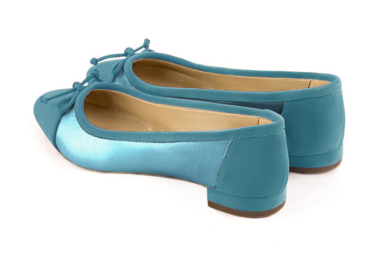 Ballerine : Ballerine avec un petit talon couleur bleu canard. Bout rond. Talon plat bottier. Vue arrière - Florence KOOIJMAN