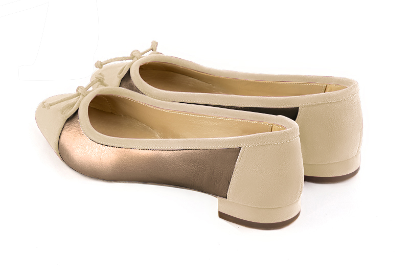 Ballerine : Ballerine avec un petit talon couleur blanc ivoire et or mordoré. Bout rond. Talon plat bottier. Vue arrière - Florence KOOIJMAN