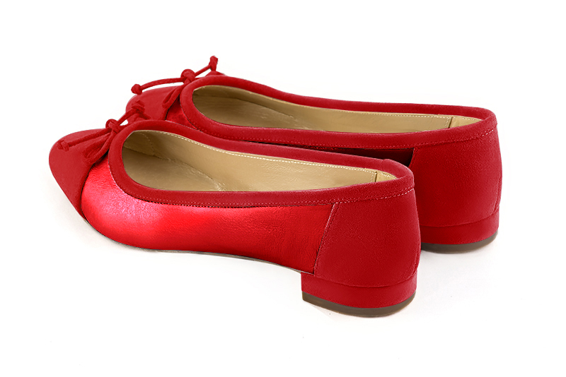 Ballerine : Ballerine avec un petit talon couleur rouge coquelicot. Bout rond. Talon plat bottier. Vue arrière - Florence KOOIJMAN