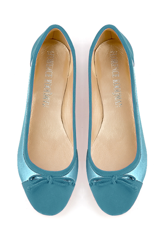 Ballerine : Ballerine avec un petit talon couleur bleu canard. Bout rond. Talon plat bottier. Vue du dessus - Florence KOOIJMAN