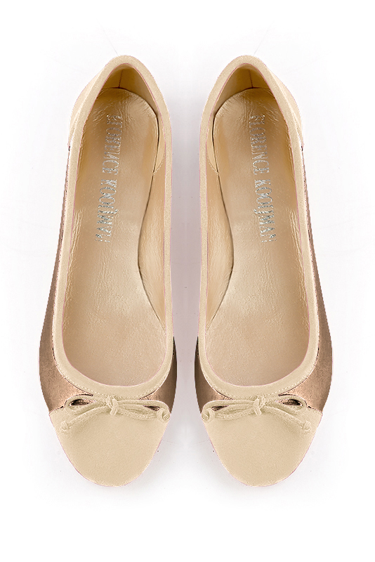 Ballerine : Ballerine avec un petit talon couleur blanc ivoire et or mordoré. Bout rond. Talon plat bottier. Vue du dessus - Florence KOOIJMAN