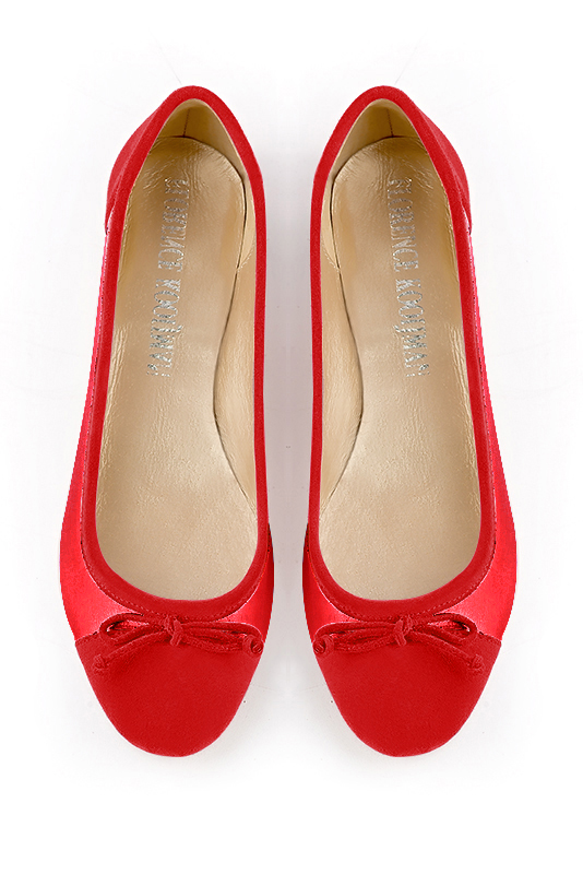 Ballerine : Ballerine avec un petit talon couleur rouge coquelicot. Bout rond. Talon plat bottier. Vue du dessus - Florence KOOIJMAN