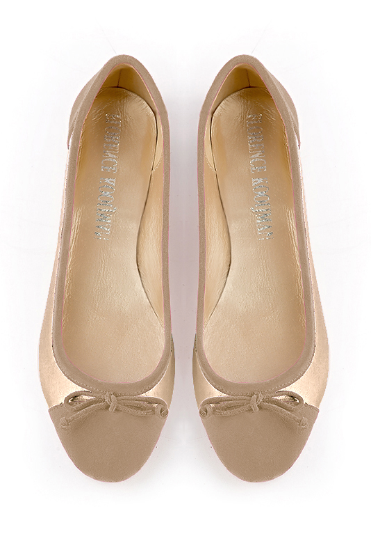 Ballerine : Ballerine avec un petit talon couleur beige sahara et or doré. Bout rond. Talon plat bottier. Vue du dessus - Florence KOOIJMAN