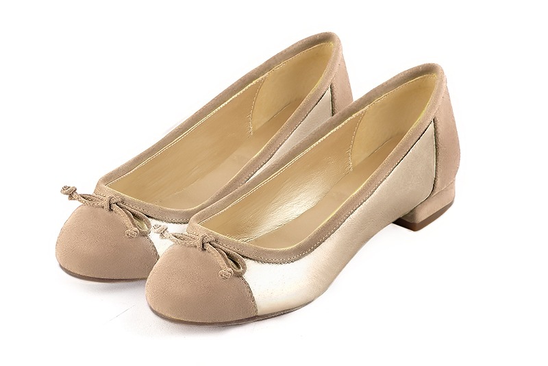 Ballerine : Ballerine avec un petit talon couleur beige sahara et or doré. Bout rond. Talon plat bottier Vue avant - Florence KOOIJMAN