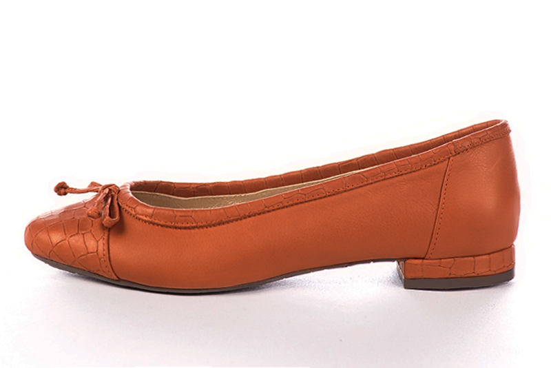 Chaussure femme plate : Ballerine avec un petit talon haut de gamme couleur orange corail. Choix des talons - Florence KOOIJMAN