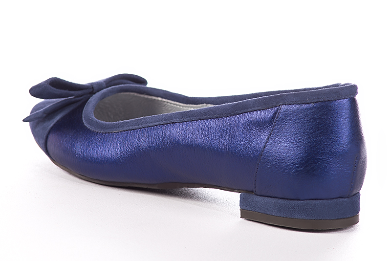 Chaussure femme plate : Ballerine avec un petit talon haut de gamme couleur bleu indigo. Choix des talons - Florence KOOIJMAN