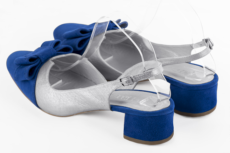 Chaussure femme à brides :  couleur bleu électrique et argent platine. Bout rond. Petit talon évasé. Vue arrière - Florence KOOIJMAN