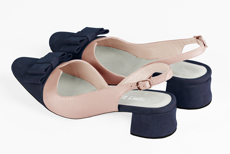 Chaussure femme à brides :  couleur bleu marine et rose poudré. Bout rond. Petit talon évasé. Vue arrière - Florence KOOIJMAN