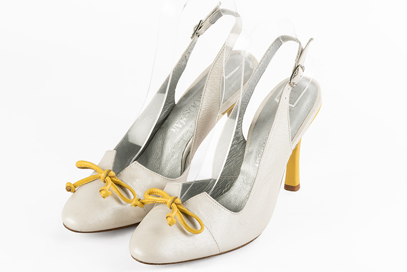 Chaussure femme à brides :  couleur blanc cassé. Bout rond. Talon très haut fin Vue avant - Florence KOOIJMAN
