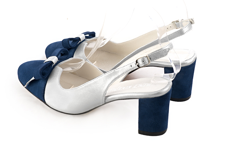 Chaussure femme à brides :  couleur bleu marine et argent platine. Bout rond. Talon mi-haut bottier. Vue arrière - Florence KOOIJMAN