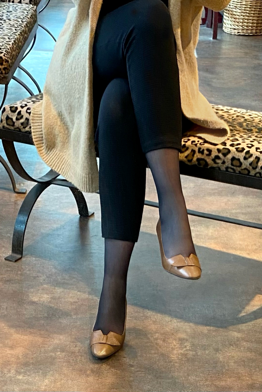 Escarpin :  couleur beige camel. Bout rond. Talon haut fin. Vue porté - Florence KOOIJMAN