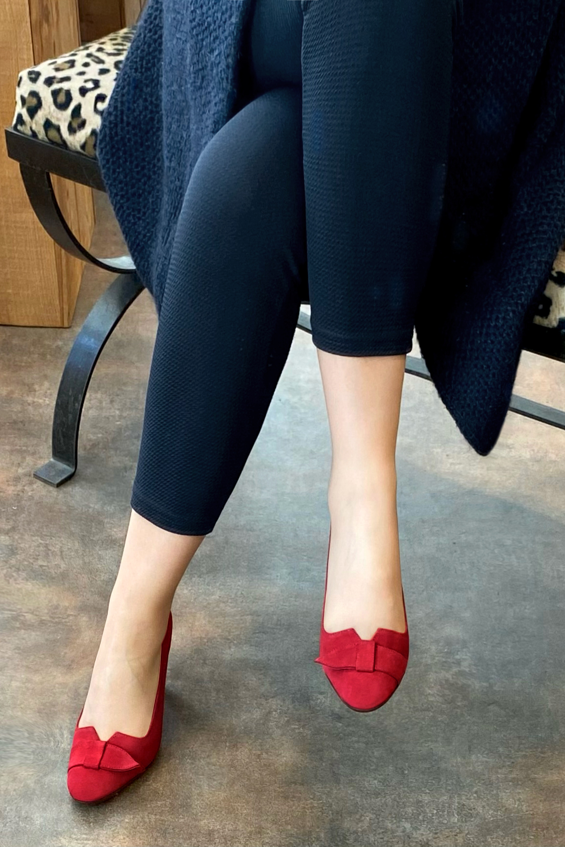 , coloris rouge carmin. Bout rond. Haut. Talon fin. Cérémonie, soirée, cocktail, évènementiel. Personnalisation : Choix des cuirs, 
                des couleurs et des talons. Petites et grandes pointures. - Florence KOOIJMAN