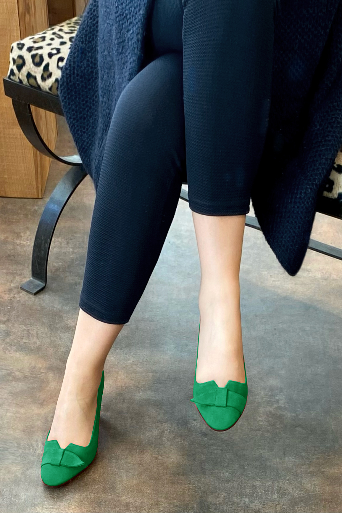 Escarpin :  couleur vert émeraude. Bout rond. Talon haut fin. Vue porté - Florence KOOIJMAN