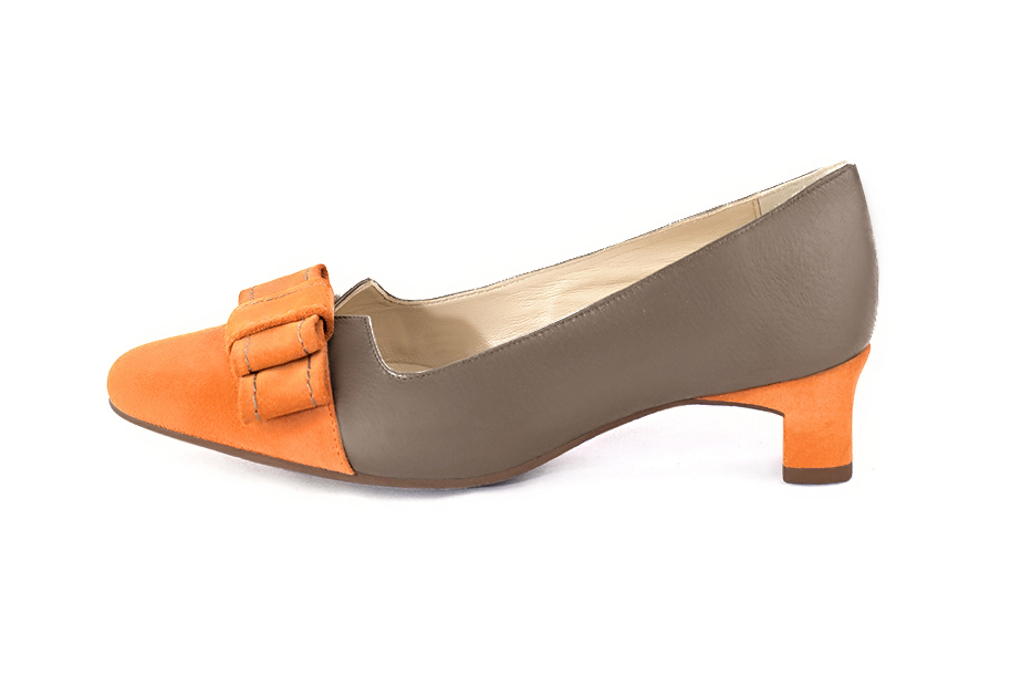 Escarpins avec un noeud orange abricot et marron taupe. Bout rond. Talon trotteur de 4.5 cm - Vue de profil