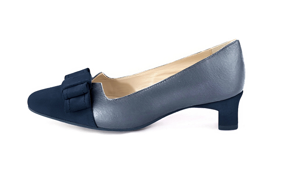Escarpin :  couleur bleu marine. Bout rond. Petit talon trotteur. Vue de profil - Florence KOOIJMAN