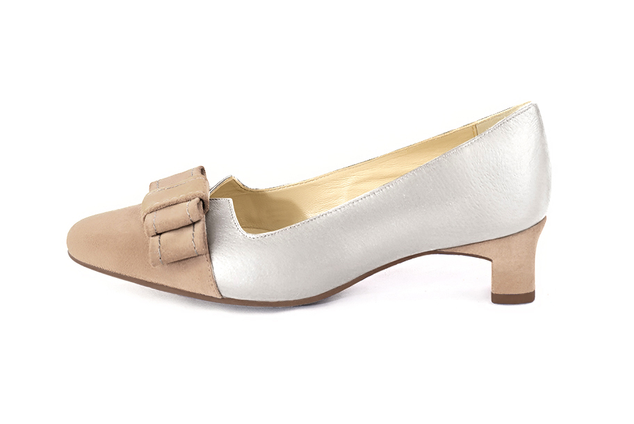 Escarpin :  couleur beige biscuit et argent platine. Bout rond. Petit talon trotteur. Vue de profil - Florence KOOIJMAN