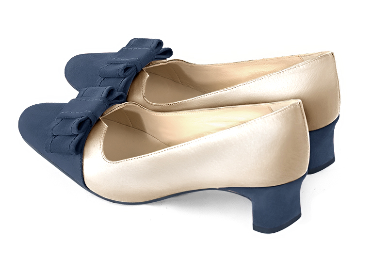 Escarpin :  couleur bleu denim et or doré. Bout rond. Petit talon trotteur. Vue arrière - Florence KOOIJMAN