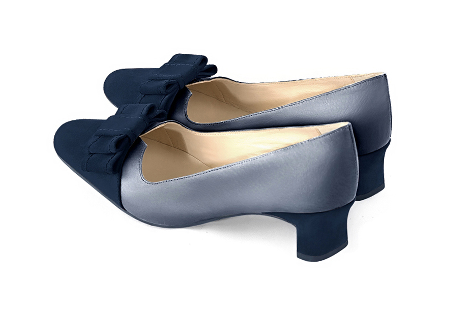 Escarpin :  couleur bleu marine. Bout rond. Petit talon trotteur. Vue arrière - Florence KOOIJMAN
