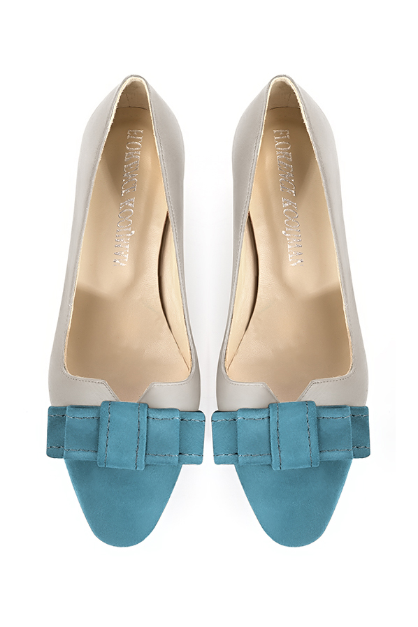 Escarpin :  couleur bleu canard et gris perle. Bout rond. Petit talon bottier. Vue du dessus - Florence KOOIJMAN