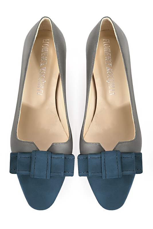 Escarpin :  couleur bleu canard et gris cendre. Bout rond. Petit talon bottier. Vue du dessus - Florence KOOIJMAN