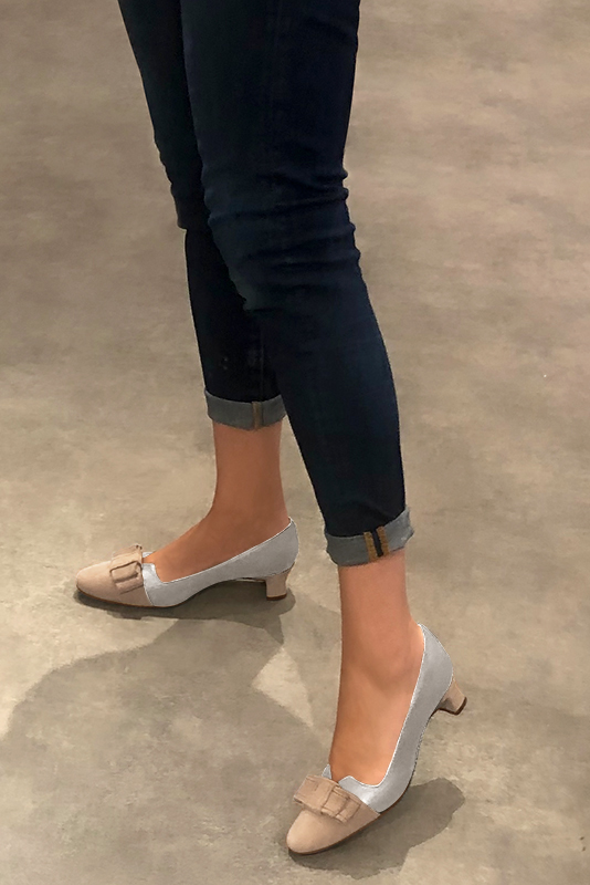 Escarpin :  couleur beige biscuit et argent platine. Bout rond. Petit talon trotteur. Vue porté - Florence KOOIJMAN
