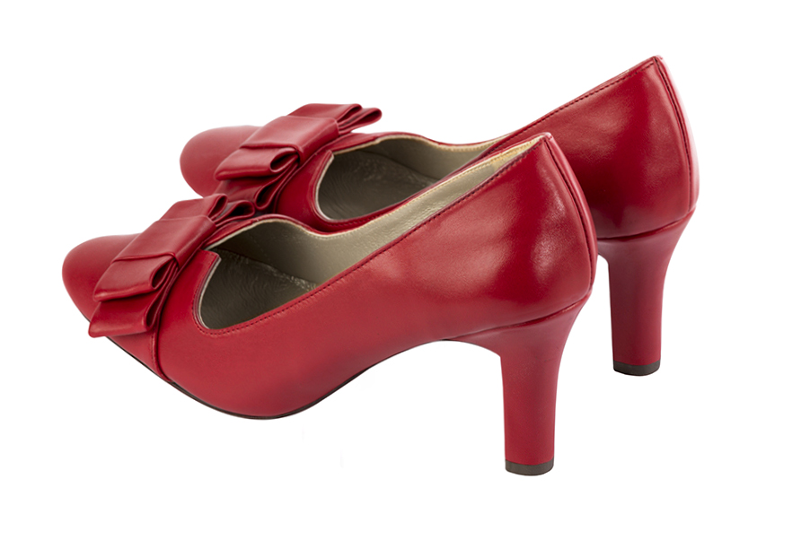 Escarpin :  couleur rouge carmin. Bout rond. Talon haut trotteur. Vue arrière - Florence KOOIJMAN