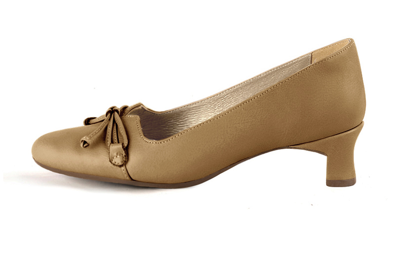 Escarpin :  couleur beige camel. Bout rond. Petit talon trotteur. Vue de profil - Florence KOOIJMAN