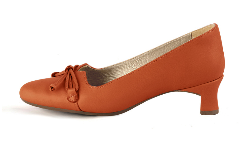 Escarpin :  couleur orange clémentine. Bout rond. Petit talon trotteur. Vue de profil - Florence KOOIJMAN