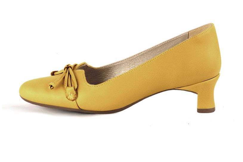 Escarpin :  couleur jaune ocre. Bout rond. Petit talon trotteur. Vue de profil - Florence KOOIJMAN