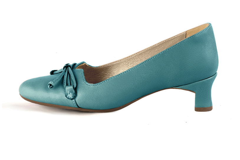Escarpin :  couleur bleu turquoise. Bout rond. Petit talon trotteur. Vue de profil - Florence KOOIJMAN