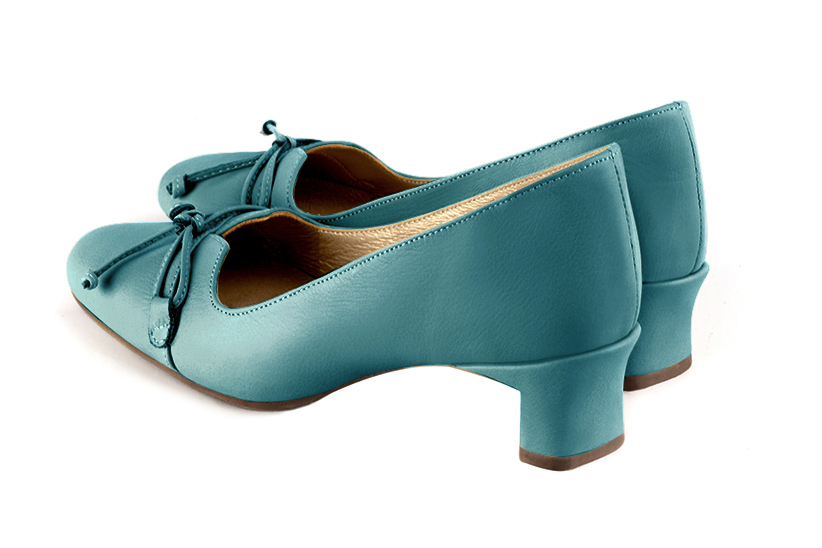Escarpin :  couleur bleu turquoise. Bout rond. Petit talon trotteur. Vue arrière - Florence KOOIJMAN