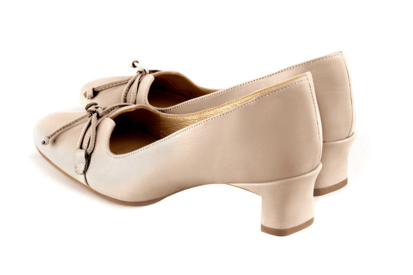Escarpin :  couleur rose poudré. Bout rond. Petit talon trotteur. Vue arrière - Florence KOOIJMAN