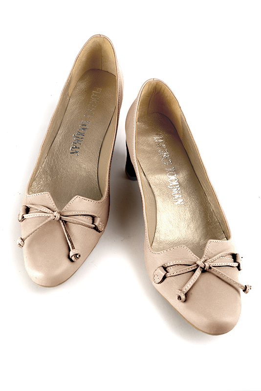 Escarpin :  couleur rose poudré. Bout rond. Petit talon trotteur. Vue du dessus - Florence KOOIJMAN