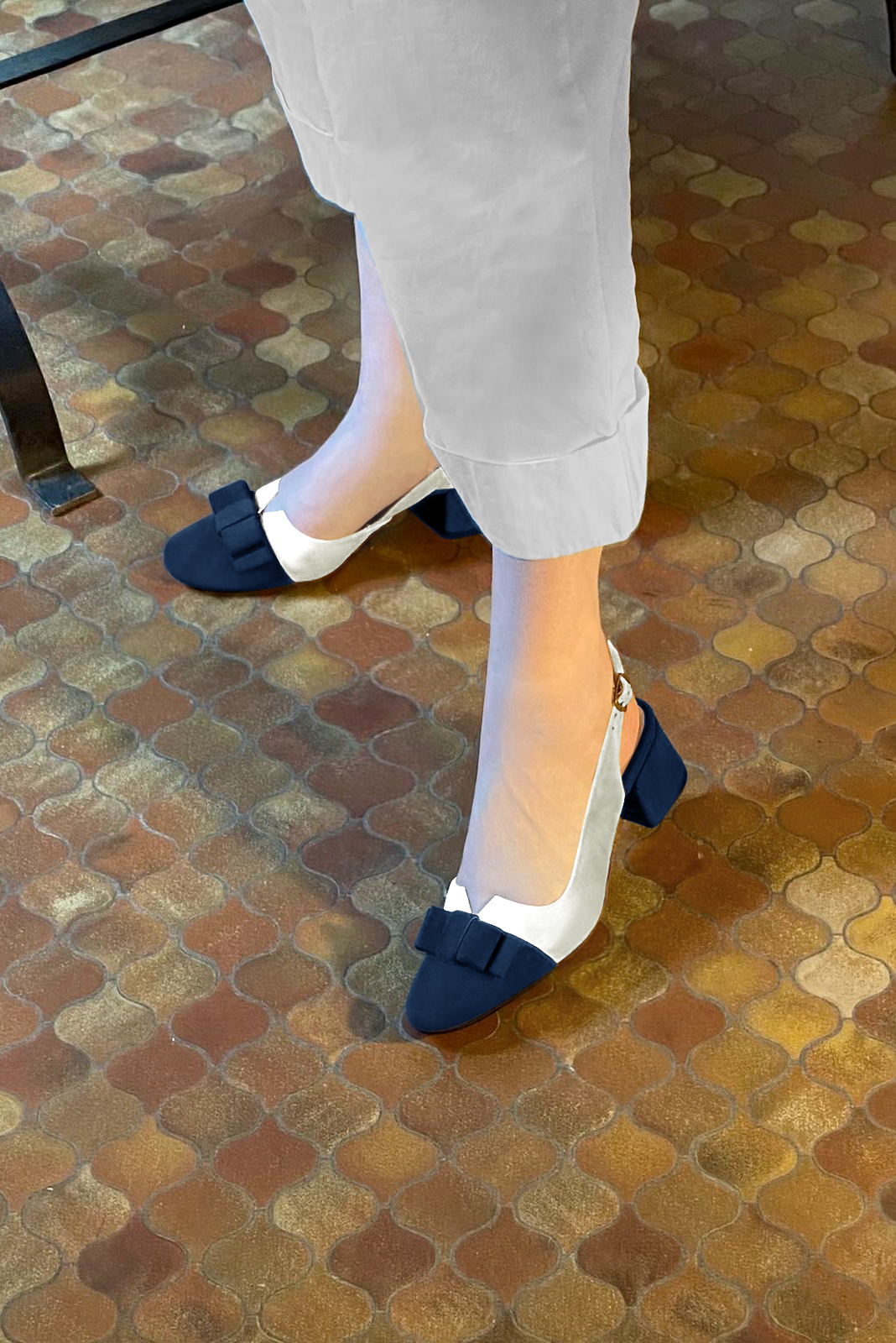 Chaussure femme à brides :  couleur bleu marine et argent platine. Bout rond. Petit talon évasé. Vue porté - Florence KOOIJMAN