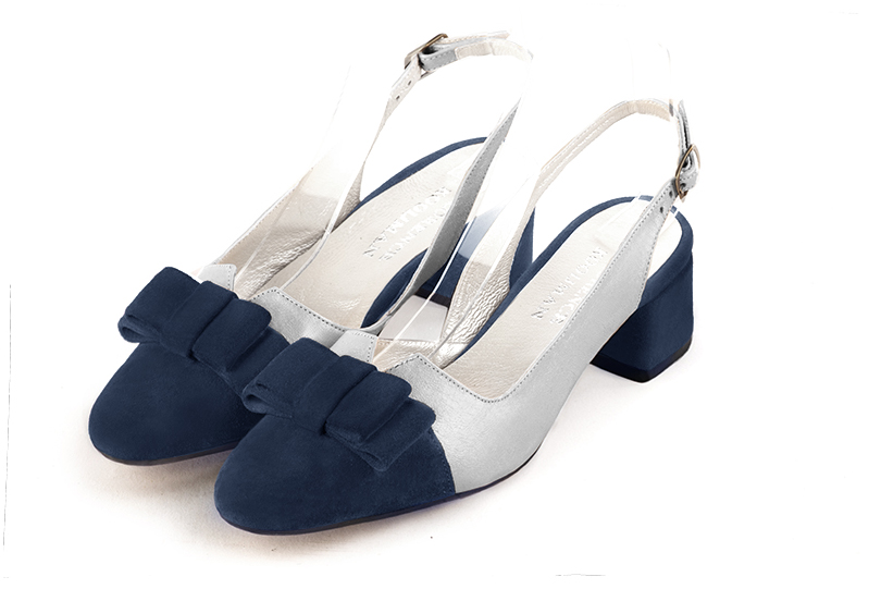 Chaussure femme à brides :  couleur bleu marine et argent platine. Bout rond. Petit talon évasé Vue avant - Florence KOOIJMAN