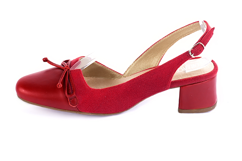 Chaussure femme à brides :  couleur rouge carmin. Bout rond. Petit talon évasé. Vue de profil - Florence KOOIJMAN