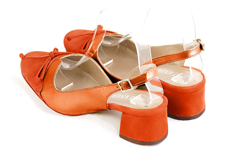 Chaussure femme à brides :  couleur orange clémentine. Bout rond. Petit talon évasé. Vue arrière - Florence KOOIJMAN