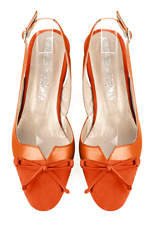 Chaussure femme à brides :  couleur orange clémentine. Bout rond. Petit talon évasé. Vue du dessus - Florence KOOIJMAN