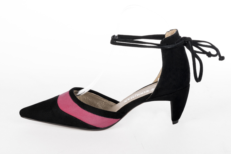 Chaussures habillées, élégantes et raffinées, ouvertes sur les côtés, avec des brides en lacets, coloris noir mat et rose pivoine. Bout pointu. Talon mi-haut trotteur. Cérémonie, soirée, cocktail, évènementiel. Personnalisation : Choix des cuirs, 
                des couleurs et des talons. Petites et grandes pointures. - Florence KOOIJMAN