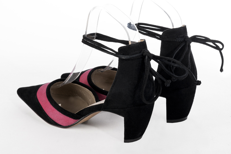 Chaussures habillées, élégantes et raffinées, ouvertes sur les côtés, avec des brides en lacets, coloris noir mat et rose pivoine. Bout pointu. Talon mi-haut trotteur. Cérémonie, soirée, cocktail, évènementiel. Personnalisation : Choix des cuirs, 
                des couleurs et des talons. Petites et grandes pointures. - Florence KOOIJMAN