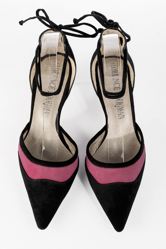 Chaussure femme à brides : Chaussure côtés ouverts bride lacet couleur noir mat et rose pivoine. Bout pointu. Talon mi-haut virgule. Vue du dessus - Florence KOOIJMAN