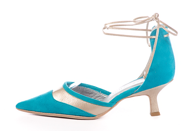 Chaussures habillées, élégantes et raffinées, ouvertes sur les côtés, avec des brides en lacets, coloris bleu turquoise et or doré. Bout pointu. Talon mi-haut fin. Cérémonie, soirée, cocktail, évènementiel. Personnalisation : Choix des cuirs, 
                des couleurs et des talons. Petites et grandes pointures. - Florence KOOIJMAN