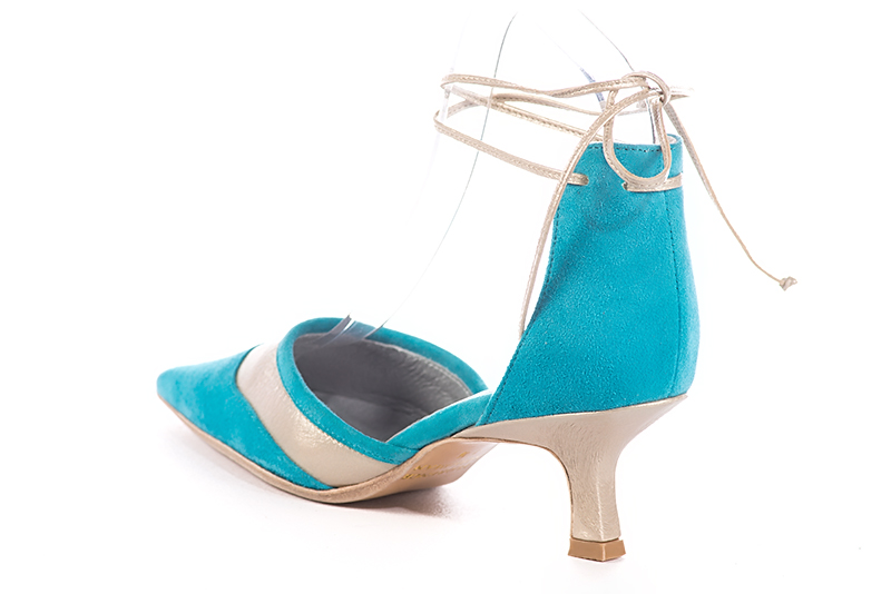 Chaussure femme à brides : Chaussure côtés ouverts bride lacet couleur bleu turquoise et or doré. Bout pointu. Talon mi-haut bobine. Vue arrière - Florence KOOIJMAN